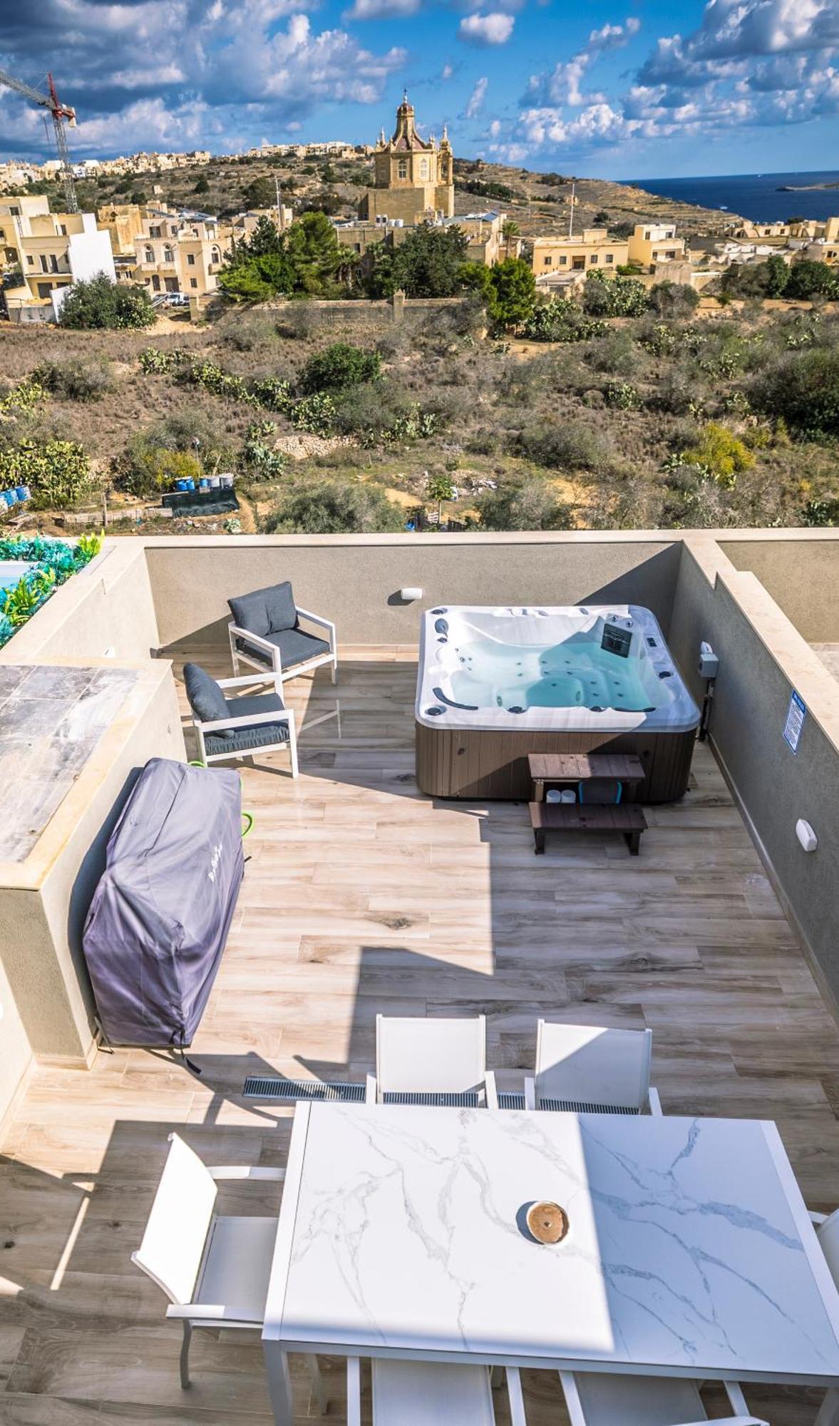 Stylish Duplex 3 Bedroom Jacuzzi, Bbq, Scenic Views Apartment *